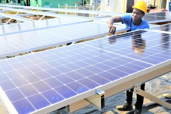 Projecto piloto de painéis solares em escolas quer garantir ensino ininterrupto durante a crise energética