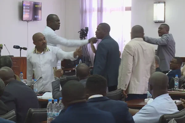 Crise da ADI aprofunda-se com suspensão judicial e acusações cruzadas entre correntes internas